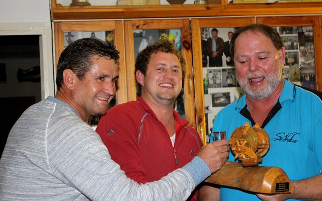 â€˜n Oorstelpte Frans Claassen ontvang die wentrofee namens die klub van Willie Welman en Sander de Beer (Stilbaai)